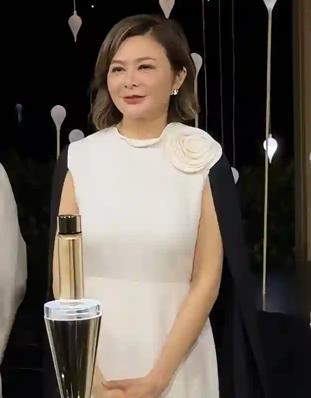 62岁关之琳与53岁朱茵同框，一个脸肿一个好矮，皮相骨相区别明显