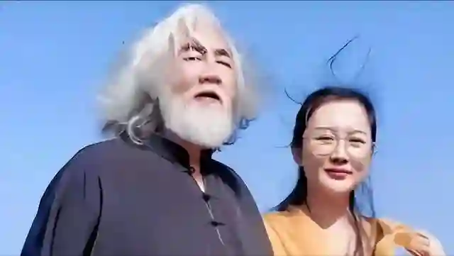 彻底不装了！张纪中夫妇人设崩塌，原来好恩爱都是“装”出来的