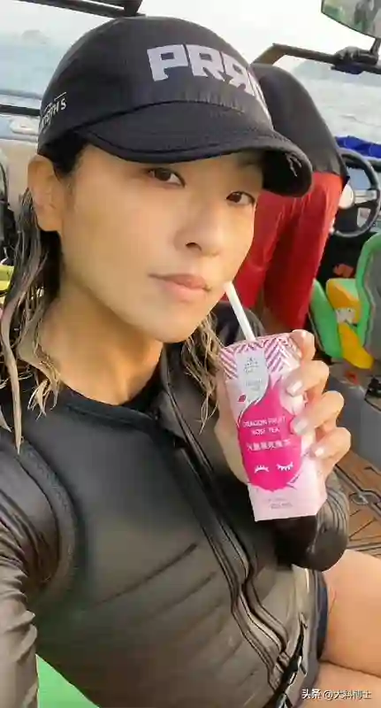 陈奕迅20岁女儿罕见露面，身高超过父亲，很漂亮跟妈妈年轻时很像