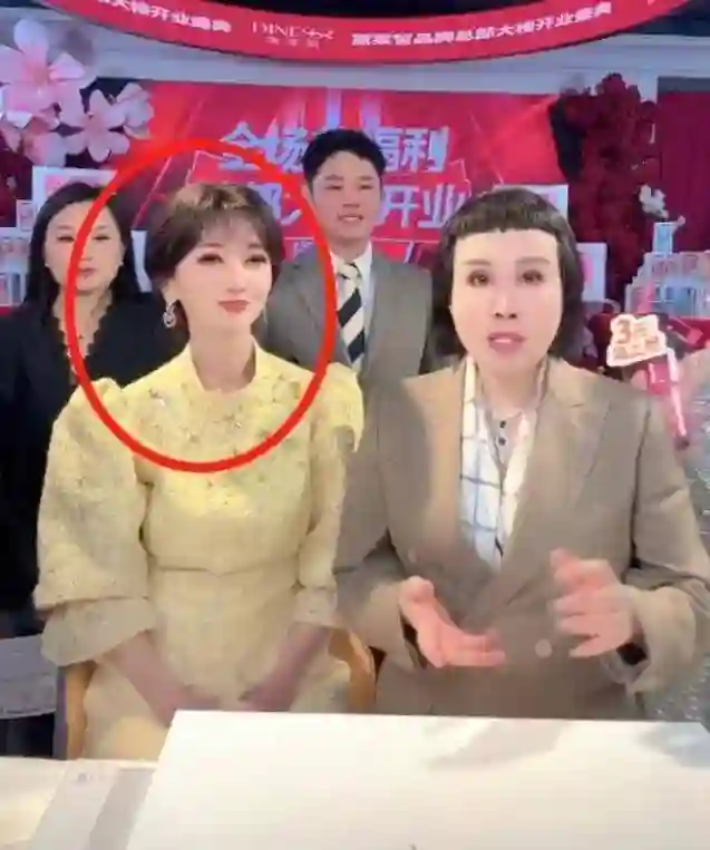 71岁赵雅芝直播遭尴尬，开十级美颜，小13岁网红称其“阿姨”