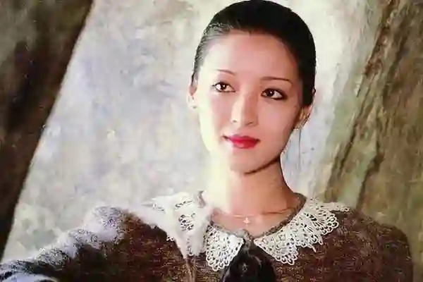 72岁胡因梦现状：不穿老年装，坦然面对衰老，颜值气质依旧在线