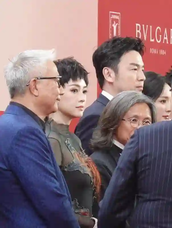 章子怡母女观看《酱园弄》首映，10岁醒醒超可爱，陈可辛为其让座