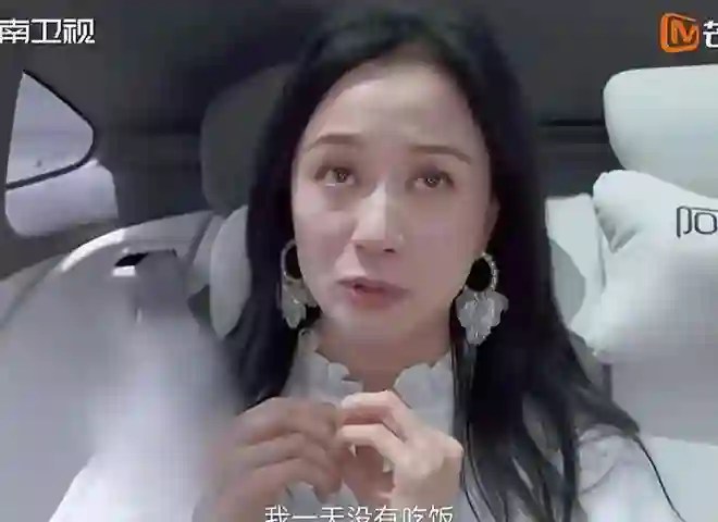 47岁倪虹洁痛哭失控，父亲冷漠无视，儿子直喊大名，人生中年不敢再婚