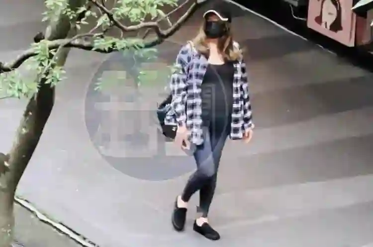 40岁许玮甯孕肚首曝光！台媒称她怀孕超7个月，轻抚巨肚母爱满满