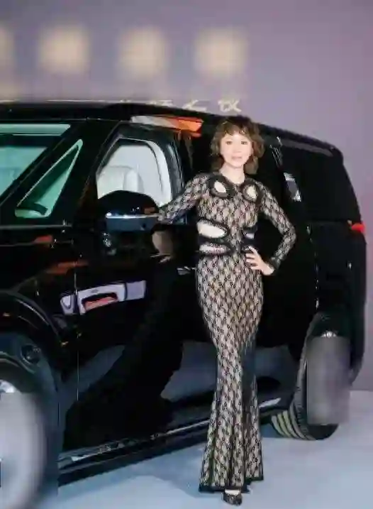 刘嘉玲生图引热议，58岁瘦身过度？请停止审判女性身体！