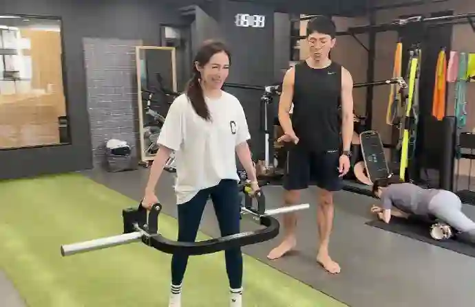 萧亚轩因髋骨关节受伤至今已动五次手术 目前身体已恢复八成