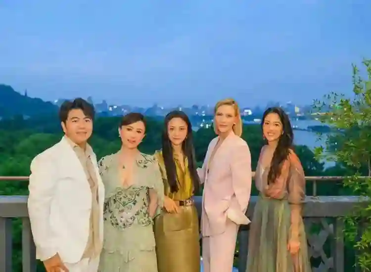 朗朗这回赚大了！不仅与4位美人同框，还紧贴着衣着大方的刘嘉玲