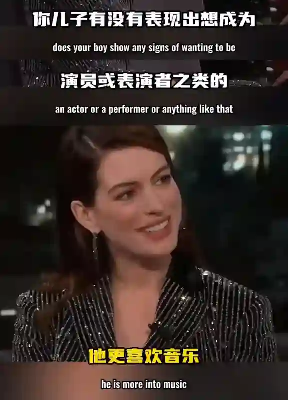 还记得安妮海瑟薇吗，小儿子撞脸《小鬼当家》男主？