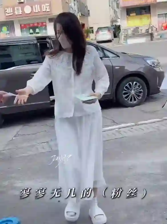 曾黎接车现场仅现四名粉丝，自嘲寥寥无几
