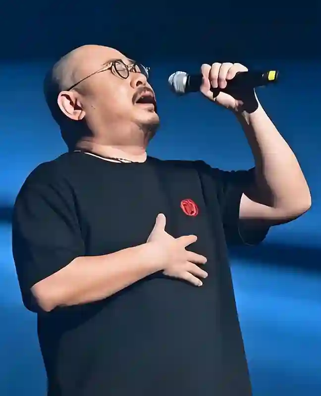 明星演唱会内卷严重，歌手着装新奇特花样百出，谁能卷得过蔡依林