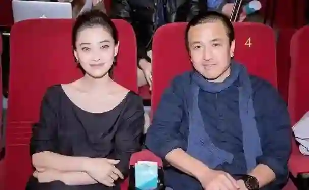 50岁梅婷南京被偶遇，路人视角难以言喻，腰粗脸大肉眼泡加大背头
