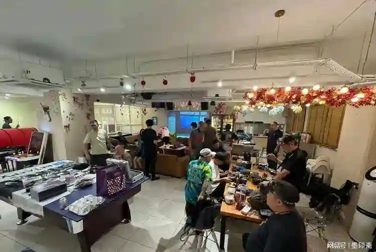张晋晒全家福庆51岁生日，举办超大型生日会，一家五口互动超有爱