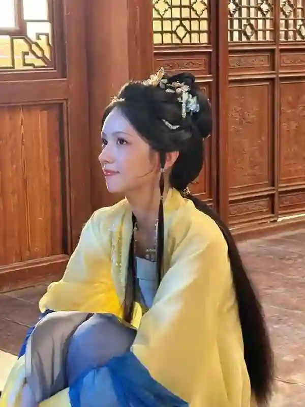 周也古装花絮九宫格氛围感拉满，从侠女到贵女切换自如尽显全能