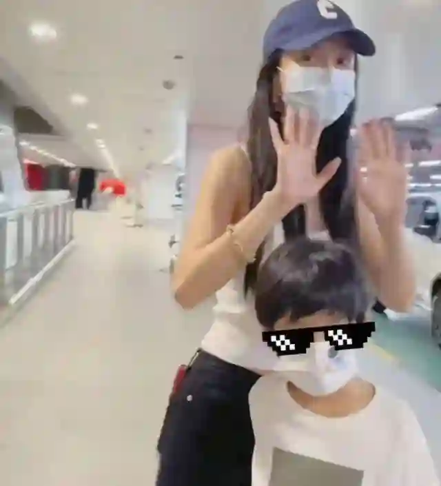 黄晓明前妻带儿子出游，8岁小海绵戴墨镜，穿长裤长袖，热到驼背