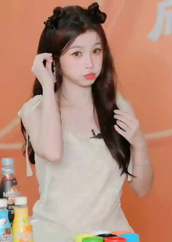 虞书欣蝴蝶结猫耳造型甜度超标！对镜比心嘟嘴萌化少女感拉满