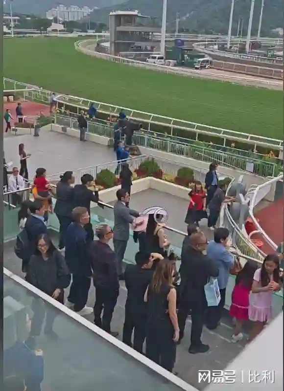 郭富城一家亮相马场：女儿高清正面曝光，方媛小腹微凸引三胎猜测