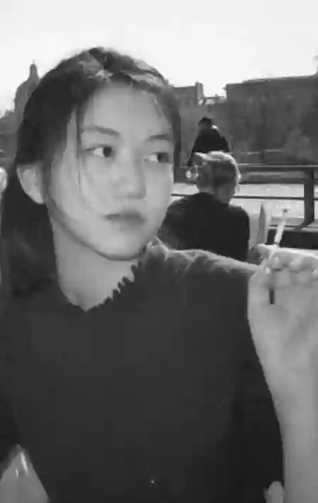 王菲小女儿抽烟？李嫣夹烟照曝光，母女仨都是烟民，网友褒贬不一