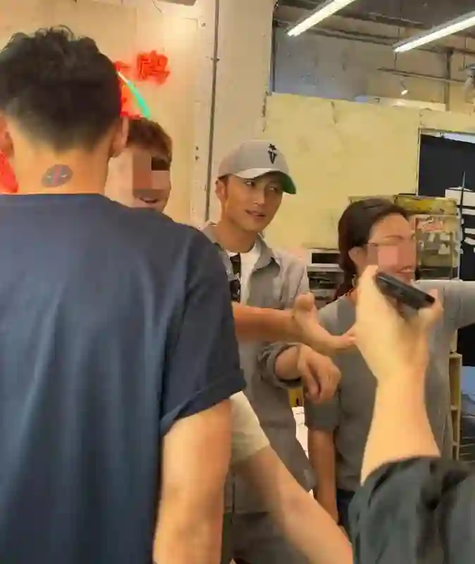 44岁谢霆锋长沙吃平价排档，戴帽子脸又小又秀气，可惜身高是硬伤