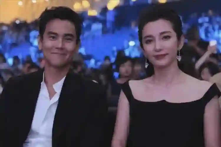 直到看到关晓彤的眼泪，才明白蒋欣拿奖的不易，资本圈杀人不见血