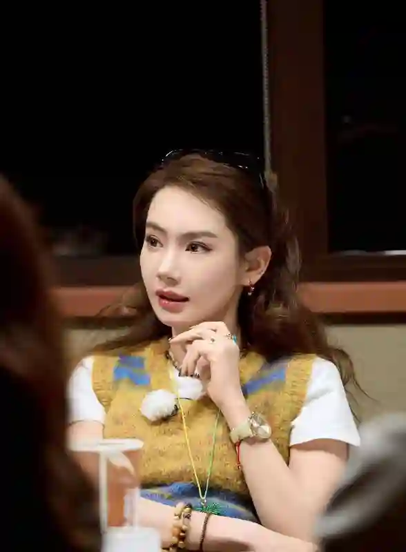 素颜对比，戚薇胡静差距大，原来胡静用猪油涂脸的原因