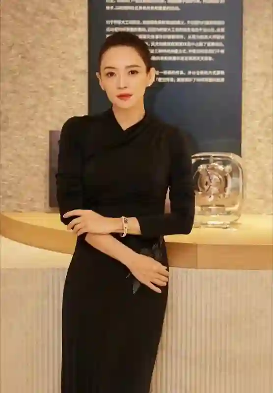 46岁章子怡摔伤后现身澳门，带妈妈购物恢复如初，妈妈也背名包