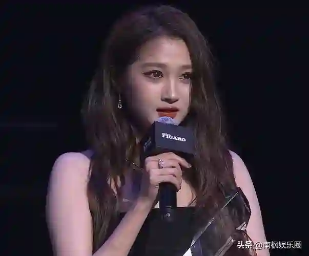 28岁关晓彤与42岁蒋欣同框，身材差距显现，究竟什么是顶级头身比？