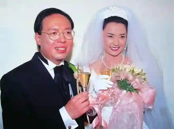胡慧中67岁近照曝光，体态发福，女儿身材肥胖，网友：长相很普通