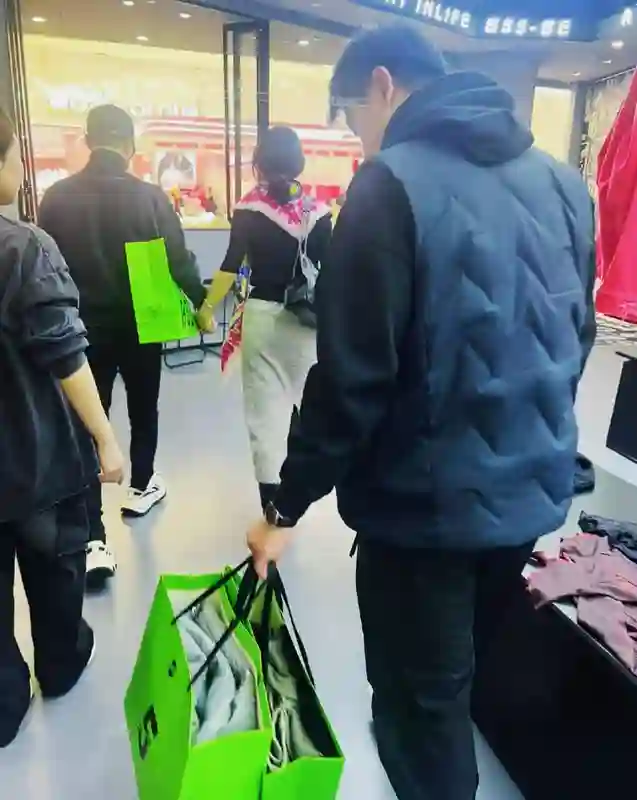 汪峰牵手森林北逛街，低调现身甜蜜十足！
