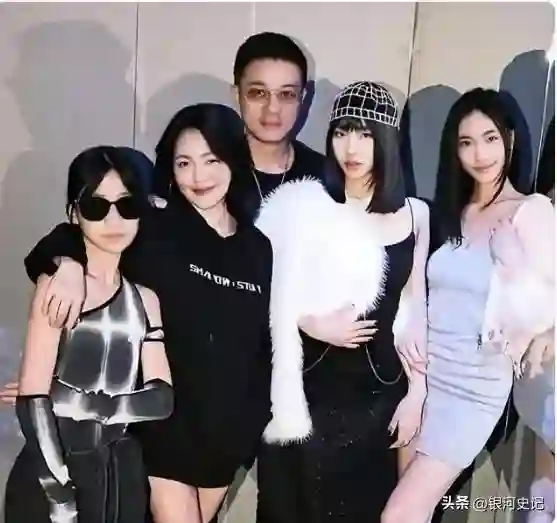 汪小菲信守承诺带娃玩，小玥儿露正脸了，太像大S，S妈又沉默了