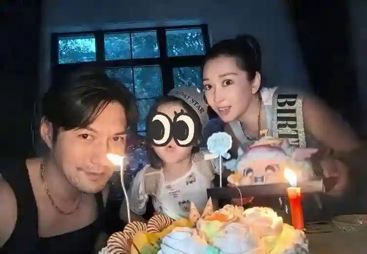 严屹宽为女儿庆生，7岁小肉肉长成俏萝莉，一家三口全是高颜值