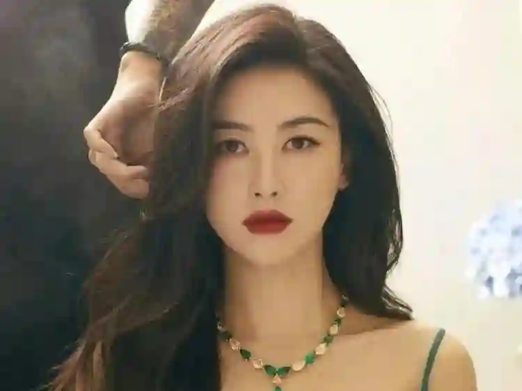 朱珠带女儿现身音乐会，4岁王珠宝高清正脸照曝光，脸黑像爸爸