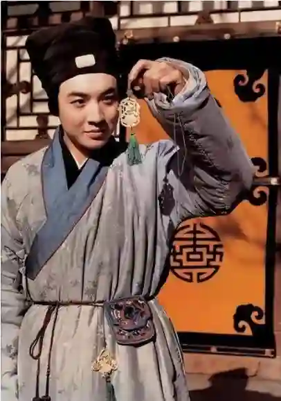 他入戏太深自诩是贾宝玉，追求陈晓旭被拒，32岁酗酒暴病永远离开