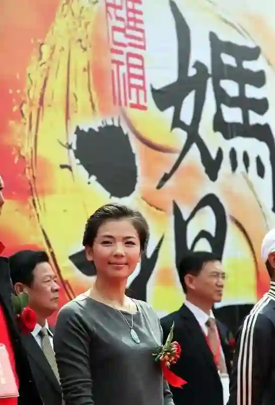 刘涛参加妈祖诞排场无人敌，两杠三星为她开路，亿万大佬只配拍照