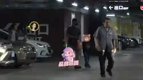 刘诗诗吴奇隆合体带娃，两人无交流，保持距离，6岁儿子很活泼