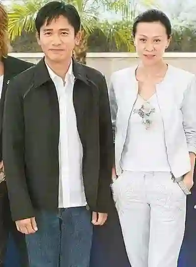 朗朗这回赚大了！不仅与4位美人同框，还紧贴着衣着大方的刘嘉玲