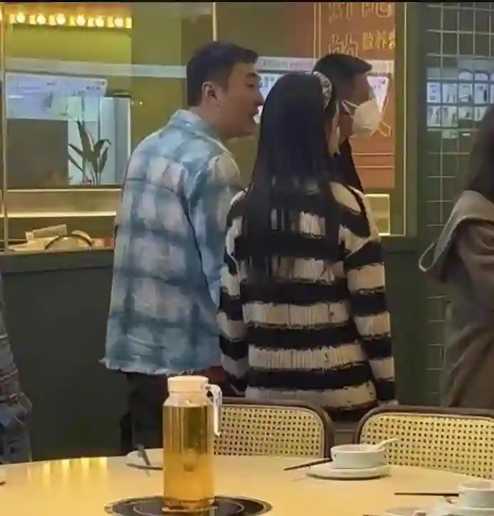 汪小菲的下意识举动暴露人品，跟王思聪一比较，两人差距太明显