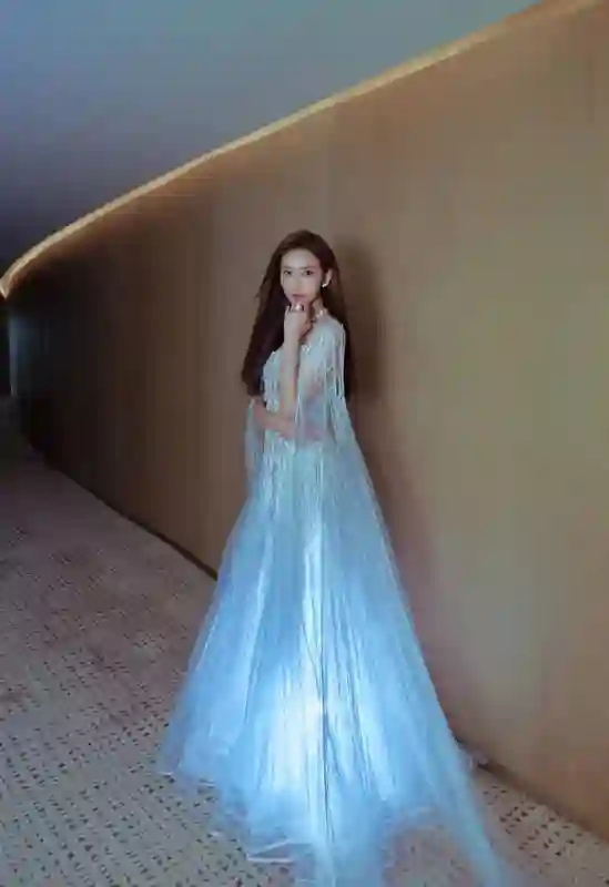 林志玲穿珠链仙女裙闪耀全场，温柔姐姐氛围感拉满