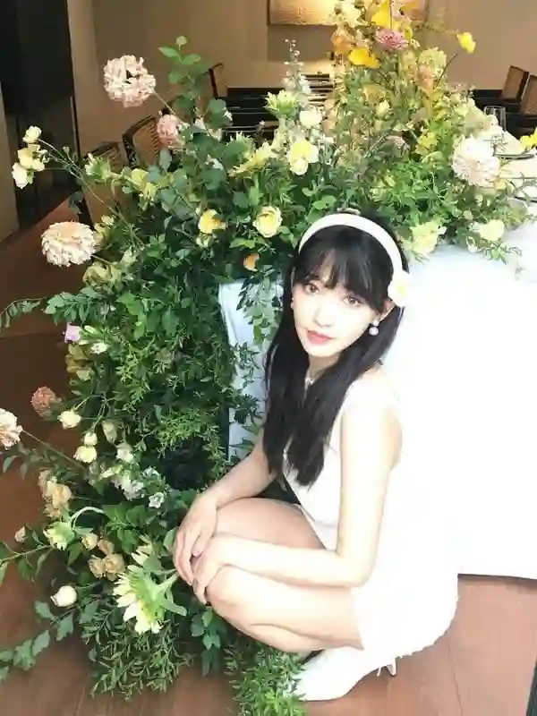 程潇白色包臀裙勾勒S曲线！与鲜花同框秒变氧气美女，氛围感拉满