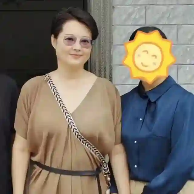 颜值回春惊艳全场，52岁袁立魅力不减，巴黎秀恩爱似少女