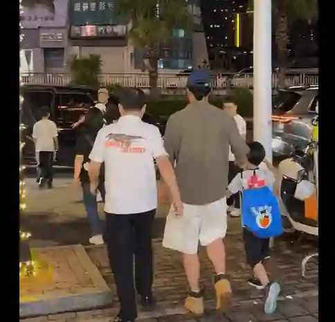 吴京携儿子南宁撸串！鸭舌帽配小辫造型随性，父子撸串画面超接地气