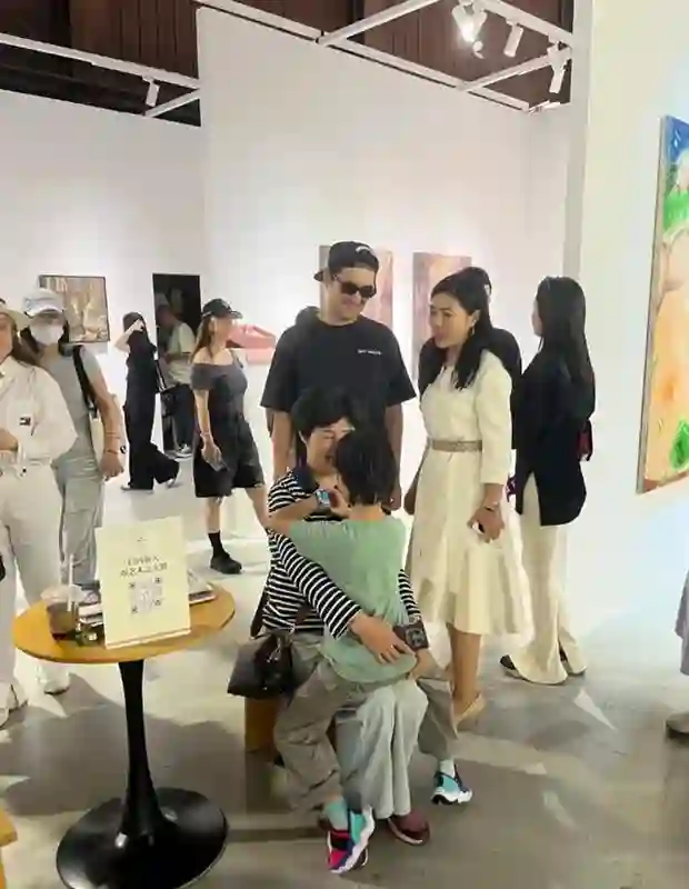 张歆艺袁弘一家看展，婆婆帮带娃真幸福，6岁儿子瘦高个颜值好高