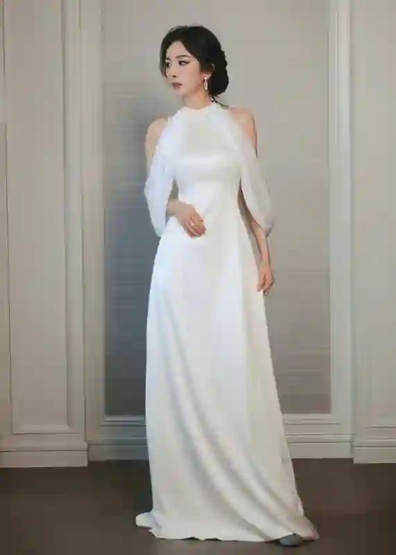 杨幂化身“白月光”美人！清新脱俗气质优雅