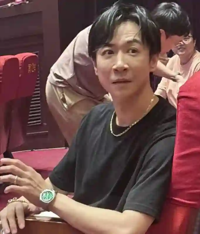 董璇二婚佟丽娅当伴娘，老公小9岁演过《庆余年》，伴郎团全喜剧人排面拉满