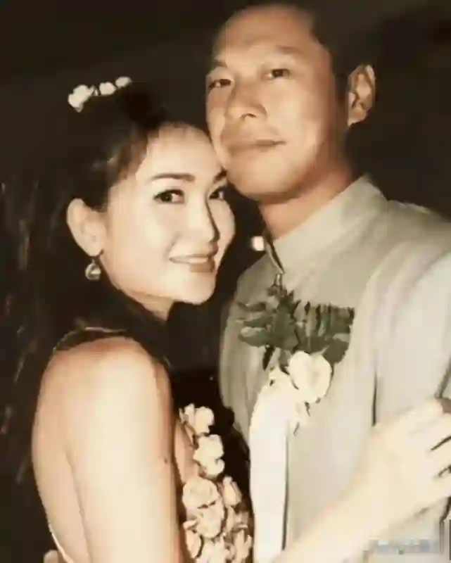 曾是大尺度激情戏“艳星”，34岁嫁豪门至今无子，如今她过得怎样