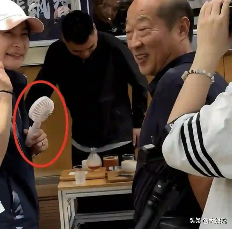 郭晶晶儿子罕见露脸，被夸外国帅哥范儿，跟妹妹三人共用一张脸