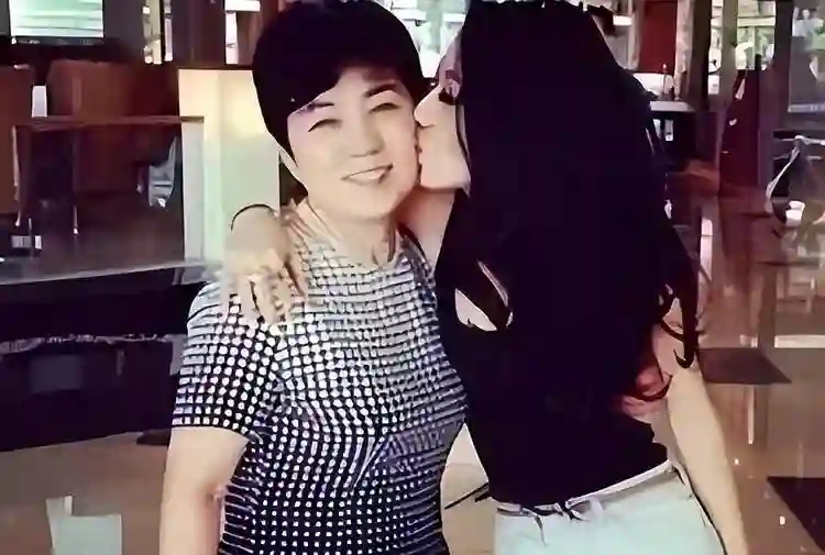 黄杨钿甜的父亲没说真话，深扒下，他的身份简直细思极恐！