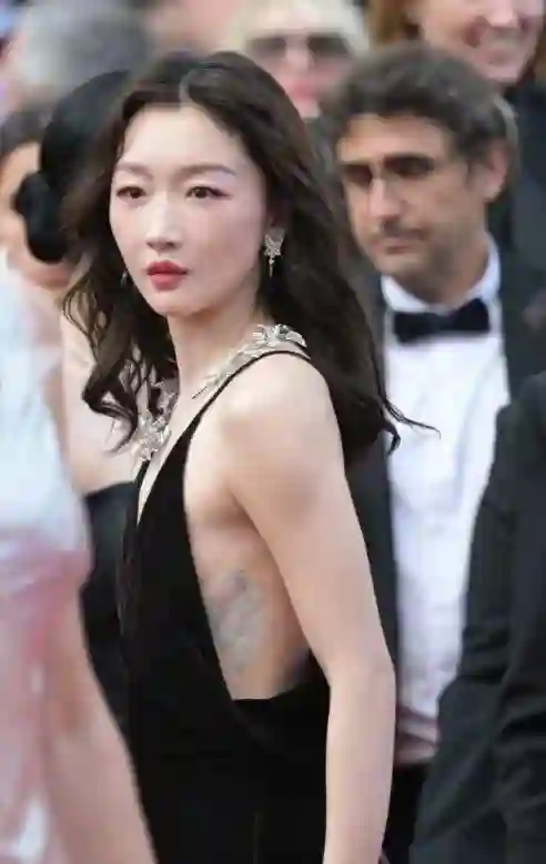 中国女星戛纳巅峰对决：她穿成东方名伶扛住生图，而她一改面相清纯变凌厉……