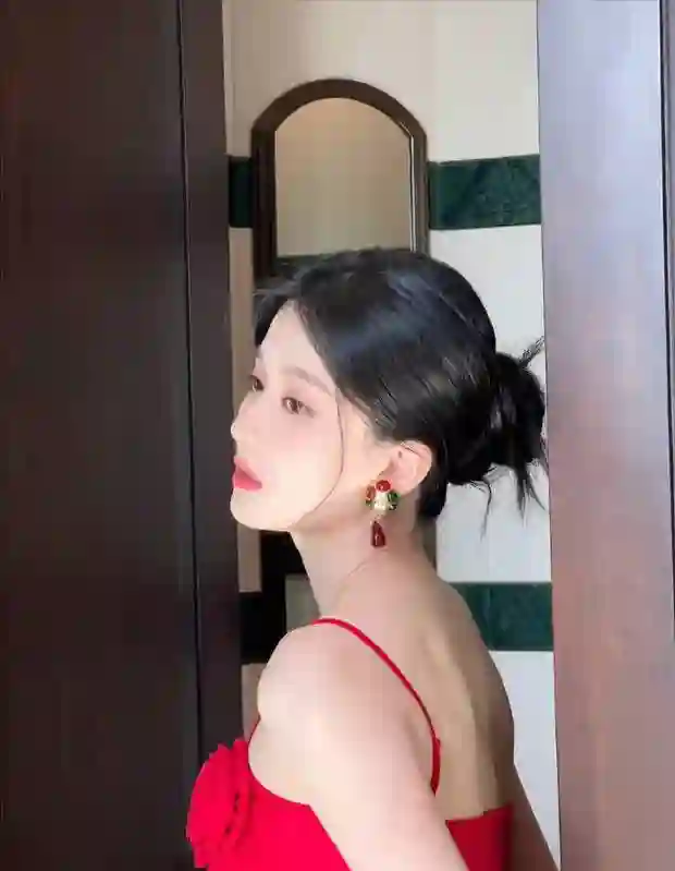 乔欣深V红裙亮相身姿婀娜 宛如娇艳玫瑰绽放