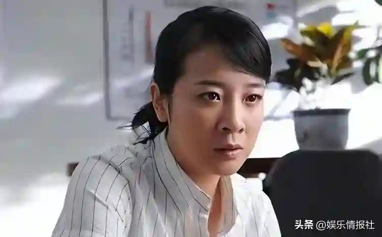 她是国家一级女演员，多次给坐轮椅丈夫戴绿帽，如今儿子也是演员