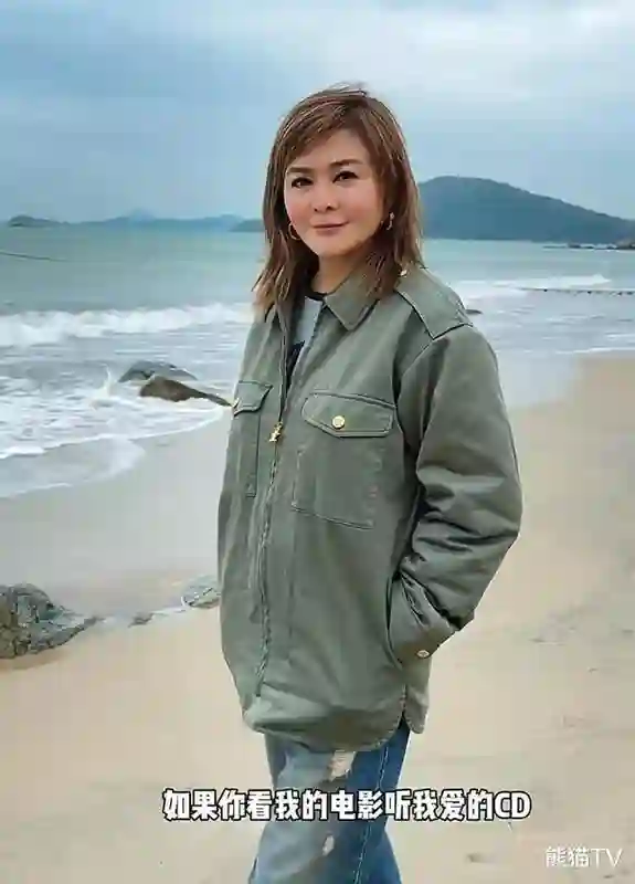 关之琳日本度假被偶遇，打扮时髦与1米8鲜肉，这才是富婆退休生活